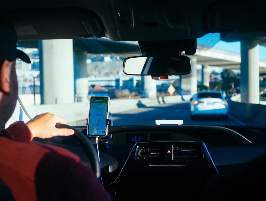 Cab driver using a phone for navigation